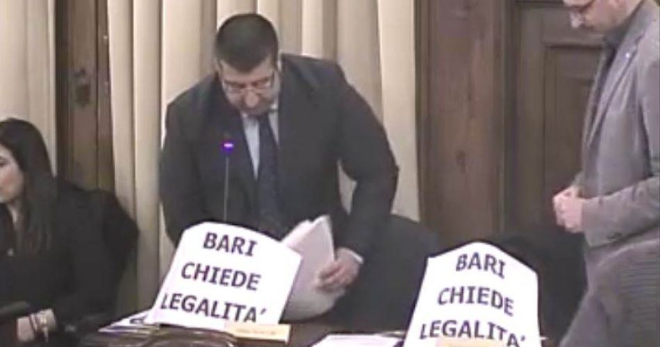 I cartelli esposti dalla minoranza durante il consiglio comunale