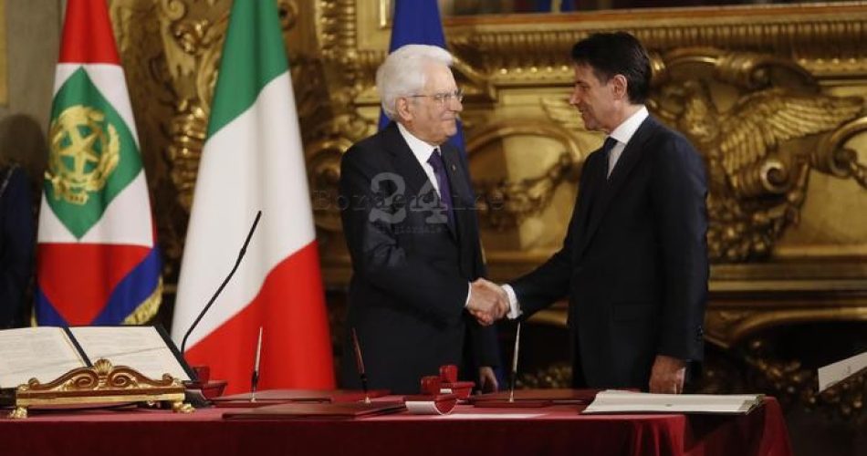 Il presidente del Consiglio Giuseppe Conte stringe la mano al presidente della Repubblica Sergio Mattarella durante il giuramento del nuovo governo al Quirinale, Roma 1 giugno 2018. ANSA/GIUSEPPE LAMI