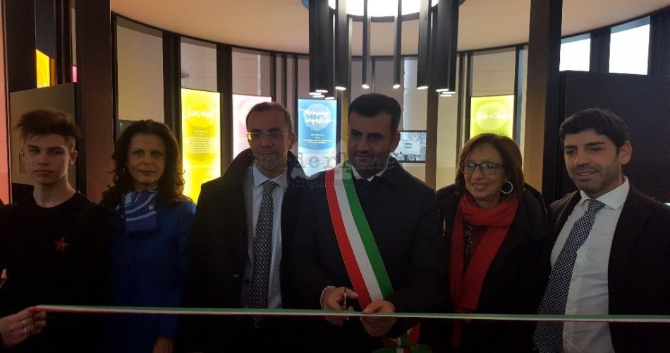 decaro all'inaugurazione