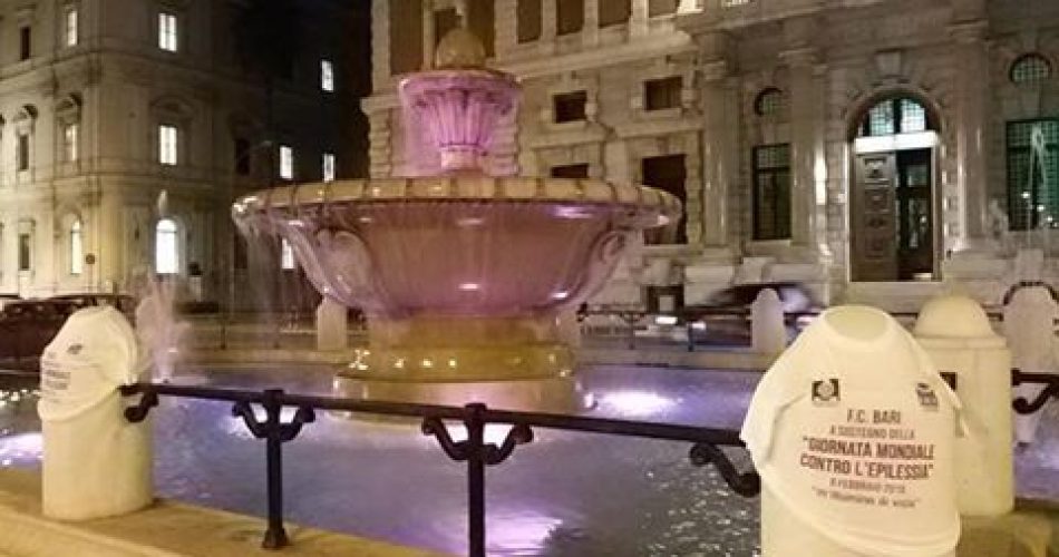 (La fontana illuminata di blu lo scorso anno)