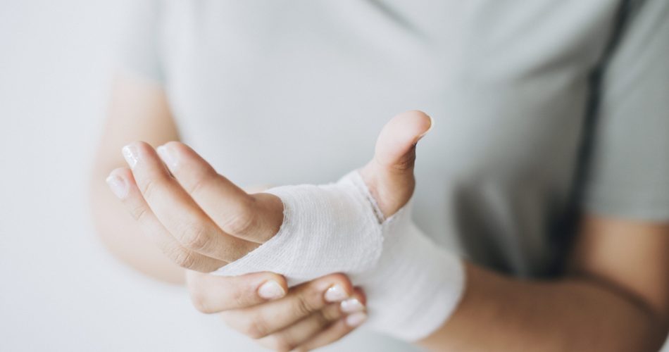 donna-con-una-benda-di-garza-avvolta-intorno-alla-sua-mano