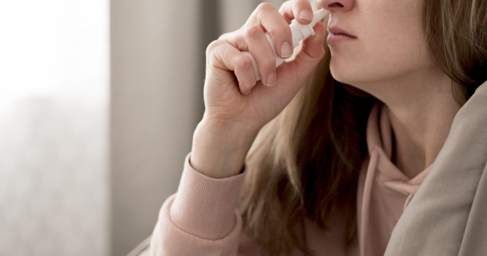 donna-del-primo-piano-che-prende-trattamento-per-il-naso-che-cola