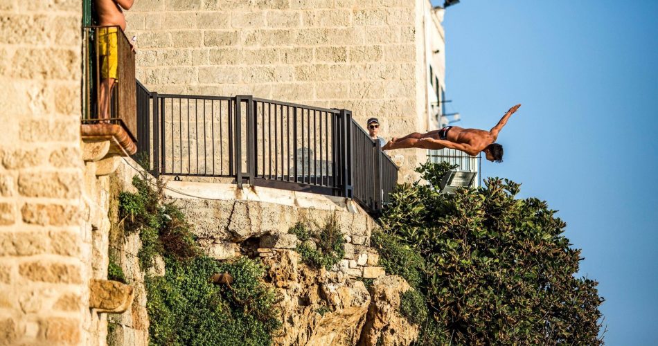 Il tuffatore Jonathan Paredes durante il "mass diving" di oggi all'alba