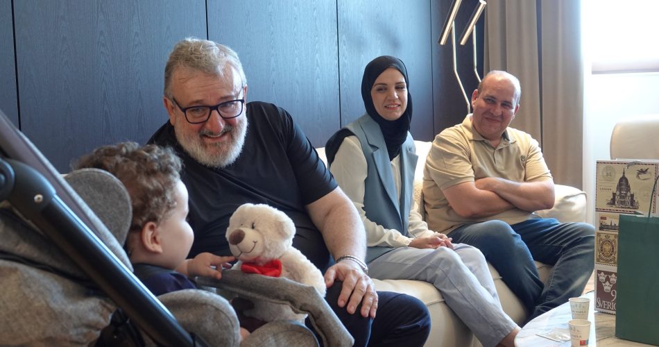 emiliano con famiglia bimbo palestinese curato a bari (4)