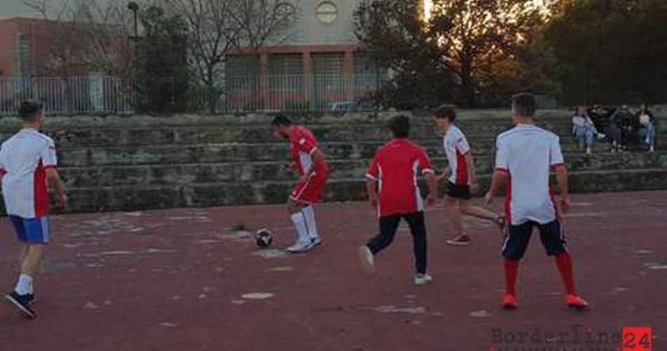 Decaro Gioca A Pallone Con Ragazzi Quartiere San Pio