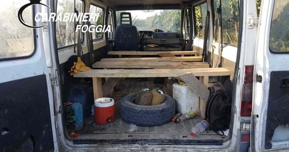 Caporalato, furgoncino per trasporto braccianti nel foggiano