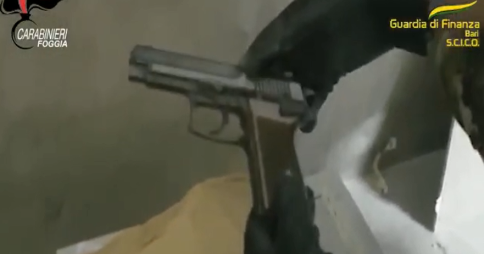 finanza pistola arresti