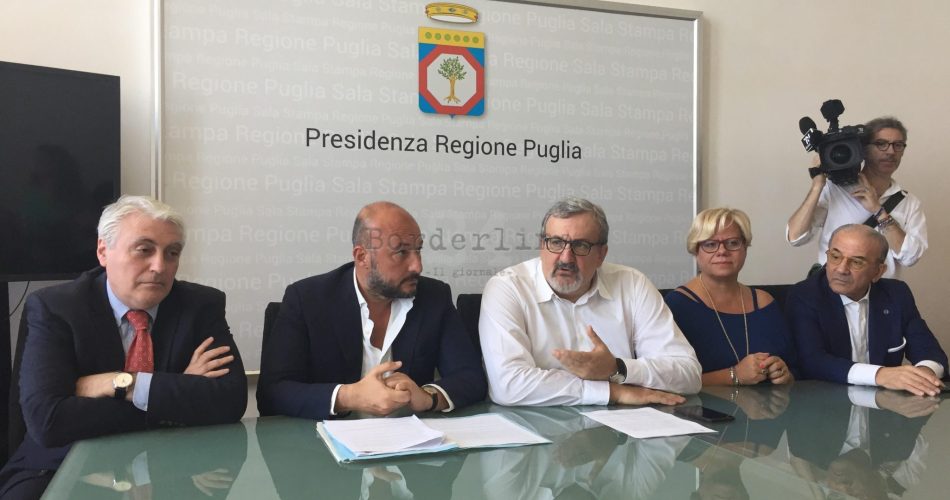 foto Emiliano confza stampa ordinanza