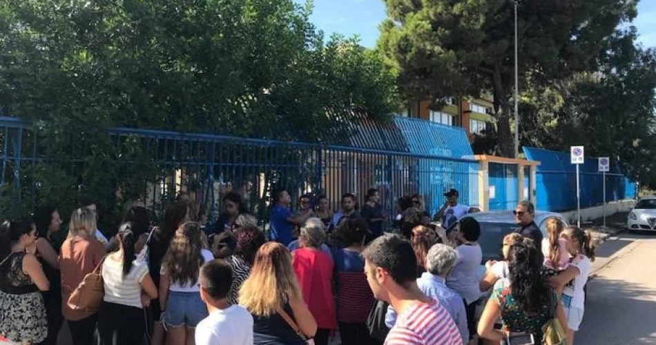 Sit-in genitori Taranto per gas Radon in aule Tamburi (foto Ansa)