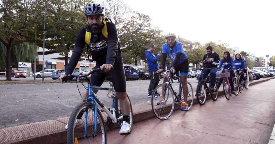 La partenza del tour in bici dei grillini