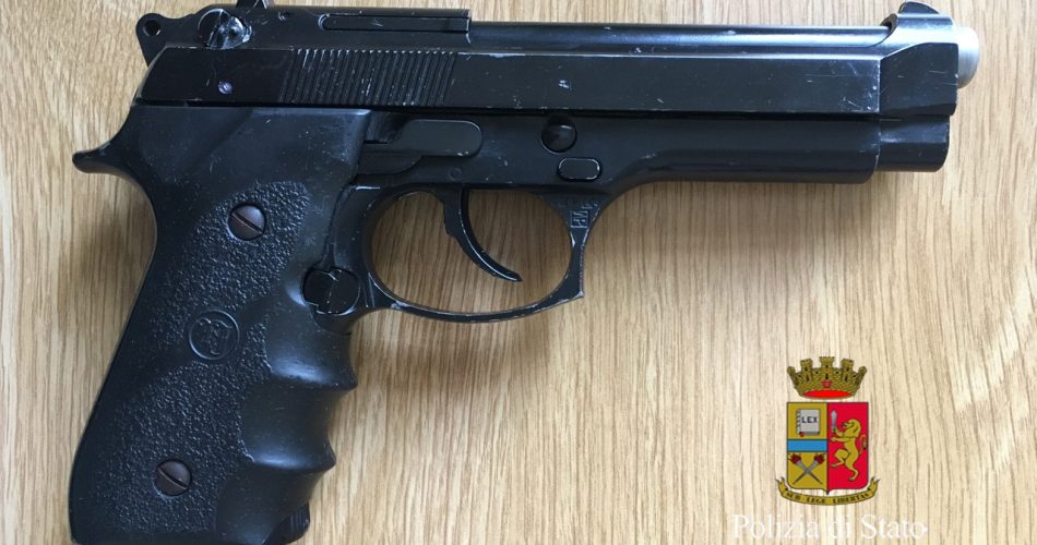 foto pistola con LOGO