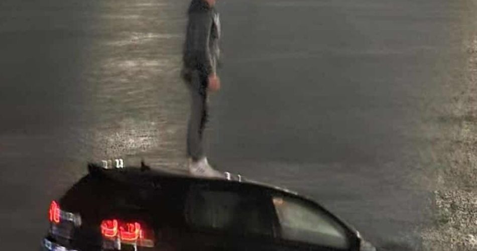 foto ragazzo tetto auto