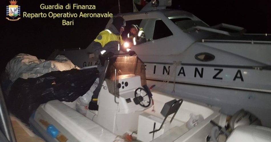 guardia di finanza: bloccato un gommone carico di marijuana. arrestati i due scafisti