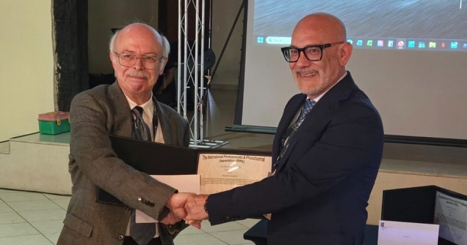 il prof. Vincenzo Spagnolo riceve il riconoscimento dal prof. Andreas Mandelis, Presidente IPPA