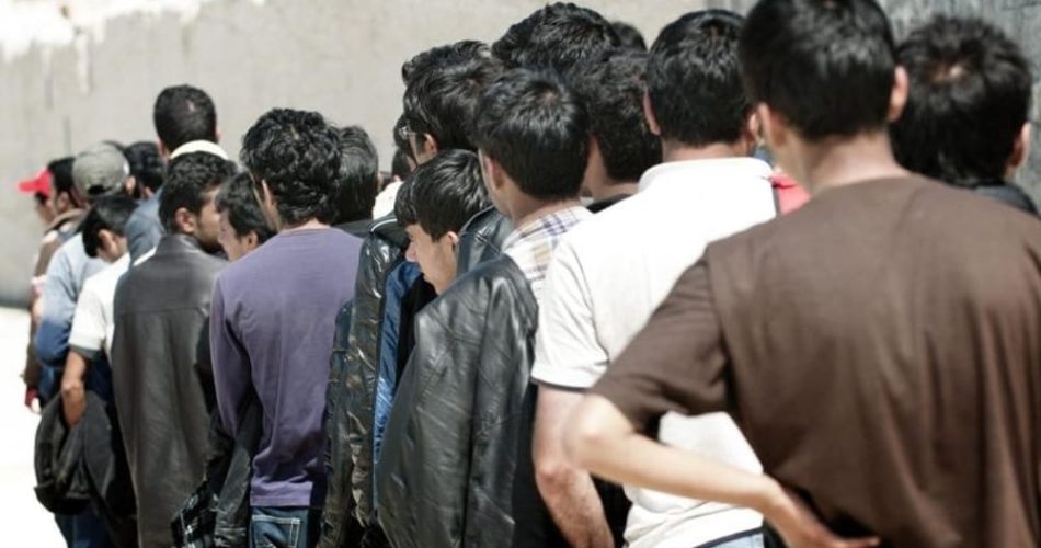 immigrati-di-spalle-e1432633388631-2