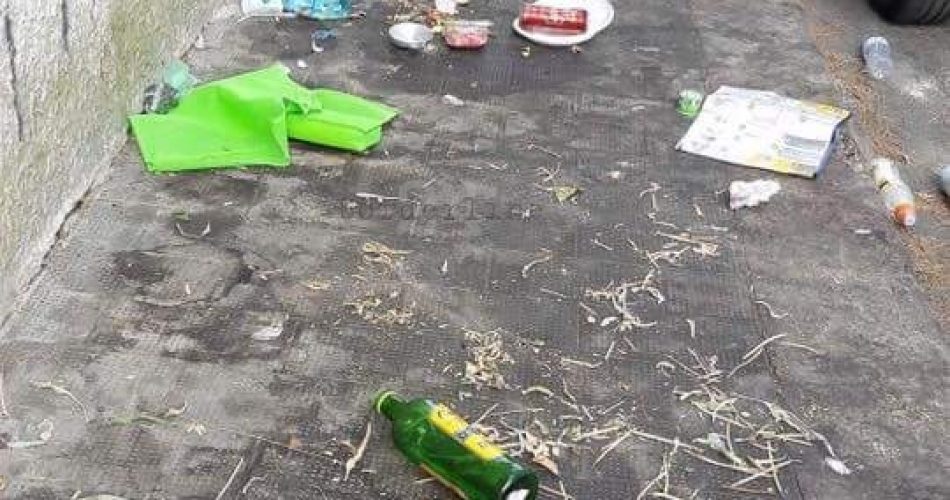 immondizia davanti all'asilo