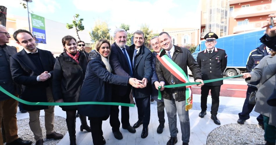 inaugurazione piazza modugno taglio nastro1