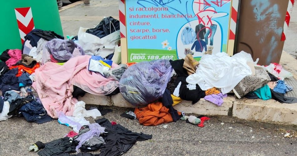 indumenti per strada