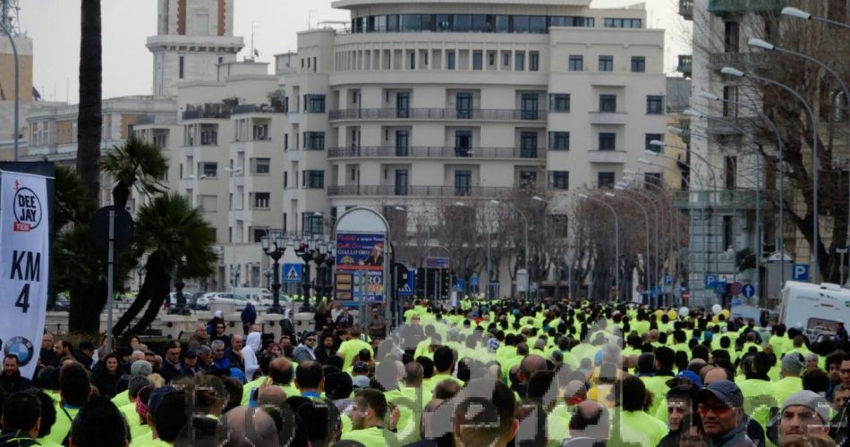 la marea gialla sul lungomare