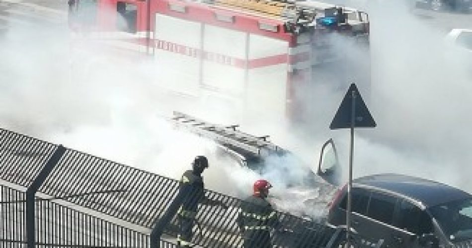 l'auto incendiata