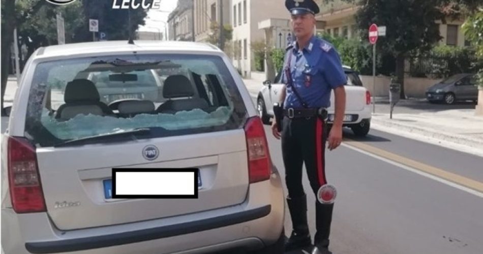 Rompe a sassate vetri auto parcheggiate, arrestato