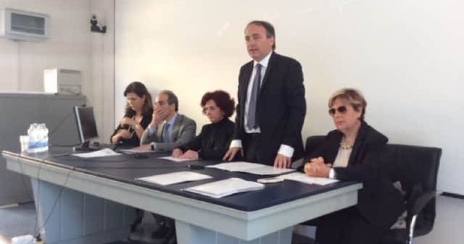 In piedi l'assessore al Diritto allo Studio Sebastiano Leo