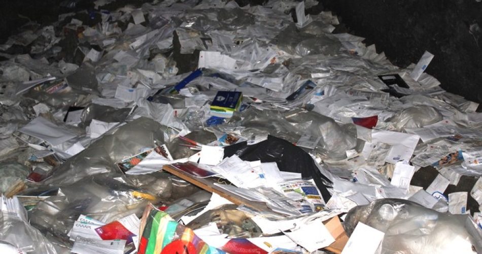 Grotta di Belpasso usata come discarica per posta mai consegnata