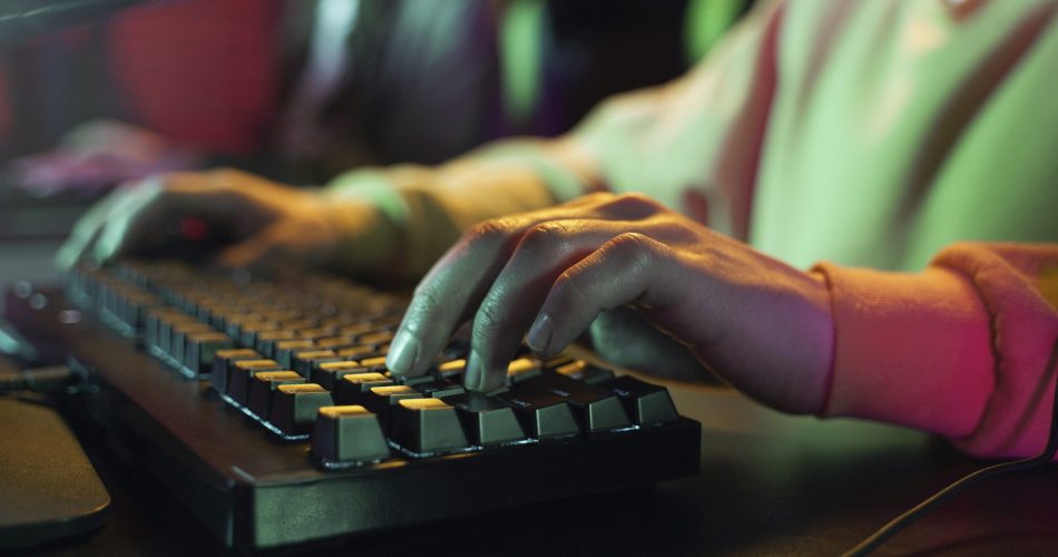 mani-di-vista-laterale-che-digitano-sulla-tastiera