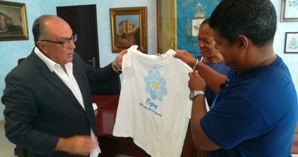 Margherita di Savoia, coppia cubani dal sindaco (foto Ansa)