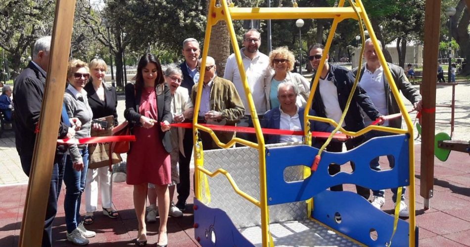 montata stamattina l'altalena accessibile ai bambini con disabilità in piazza Garibaldi