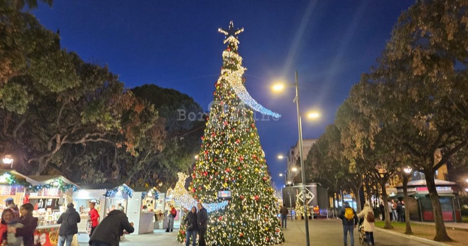 albero natale centro piazza umberto