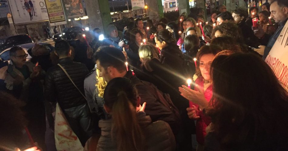 protesta nastrini rossi