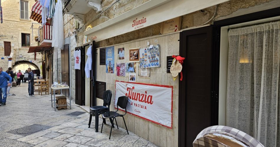 nunzia orecchiette signore bari vecchia