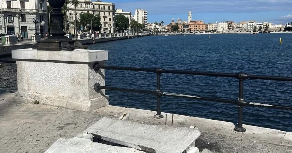 panchina vandalizzata