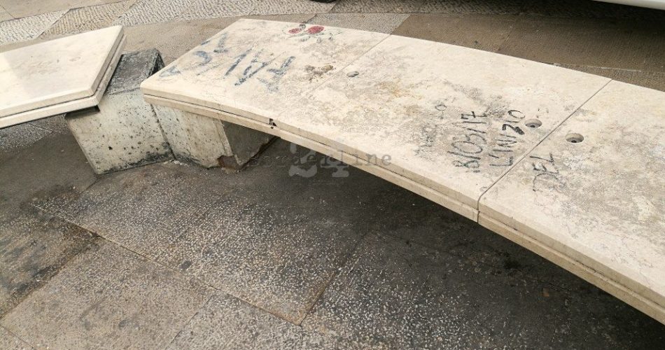 panchine vandalizzate