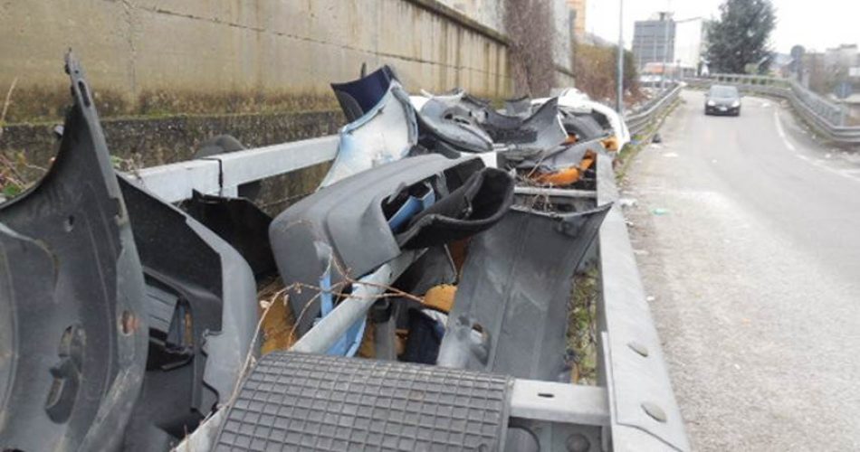 Foto di Napoli today: abbandono di paraurti a Napoli come a Bari