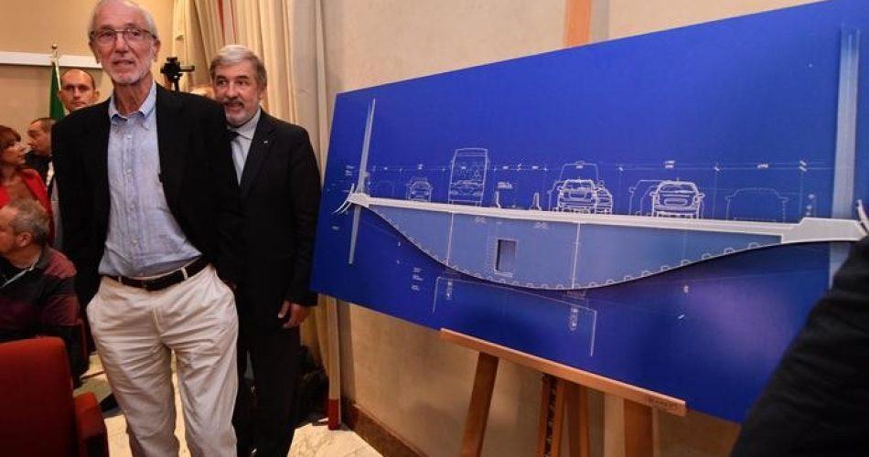 Il sindaco di Genova Marco Bucci e l'architetto Renzo Piano (S) nel corso di una conferenza stampa sulla presentazione del progetto del nuovo viadotto dopo il crollo del ponte Morandi, 7 settembre 2018. ANSA/LUCA ZENNARO