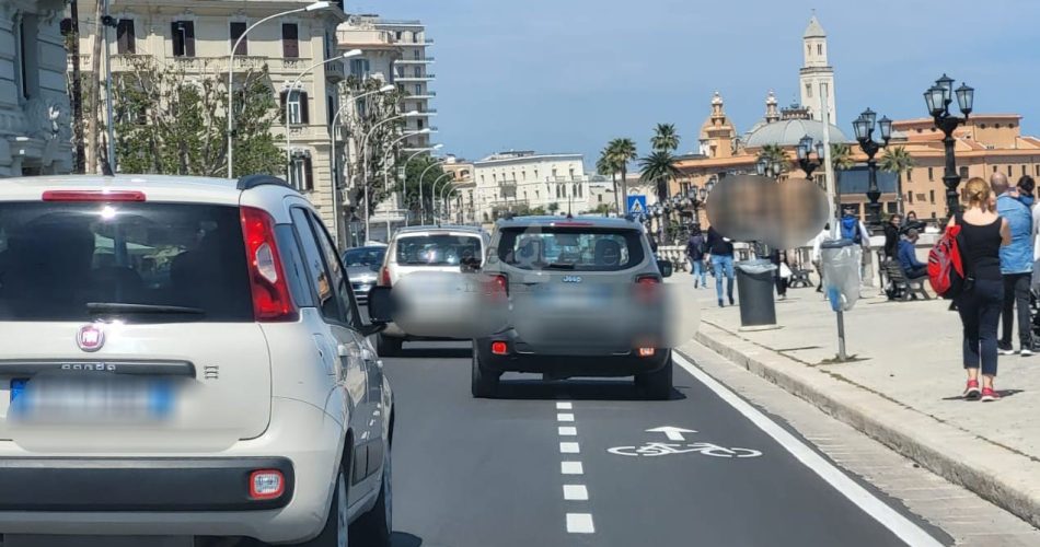 pista ciclabile lungomare auto