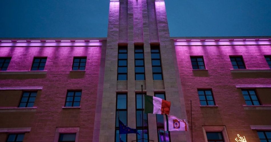 presidenza illuminata di viola (3)