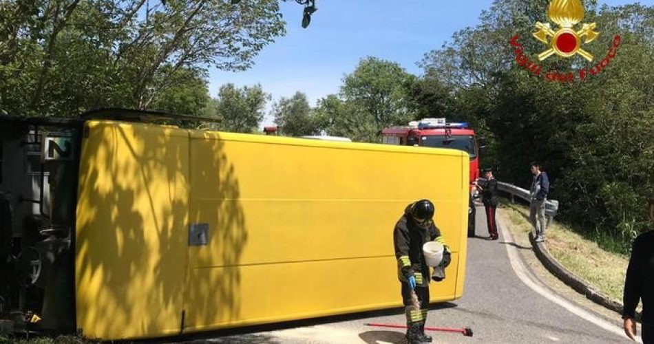 vigili del fuoco, si rovescia uno scuolabus 7 ragazzini port