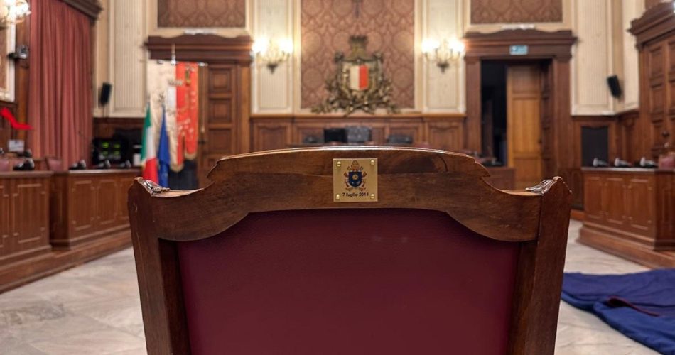 sedia Papa Francesco Bari