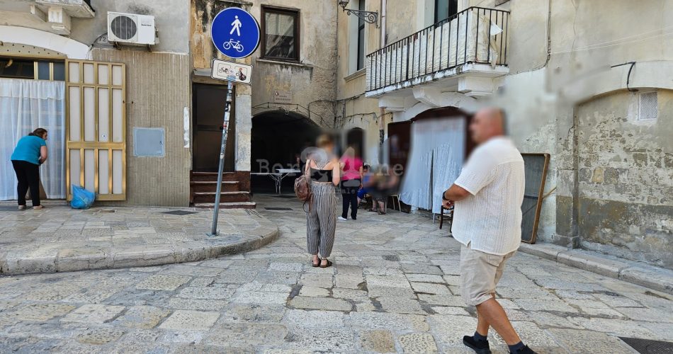 signore orecchiette protesta