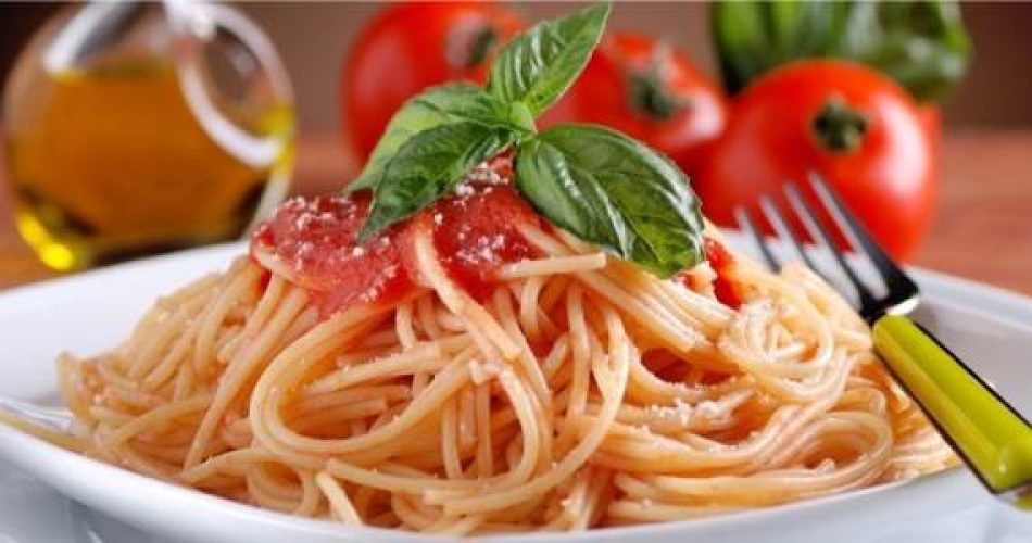 Spaghetti Al Pomodoro Con Foglia Di Basilico