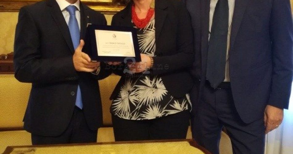 stamattina-consegna-targa-al-ricercatore-Marco-Tatullo