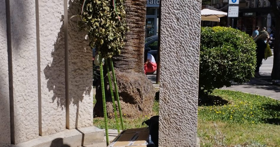 statu aldo moro spazzatura