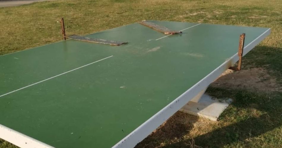 tavolo ping pong pane e pomodoro