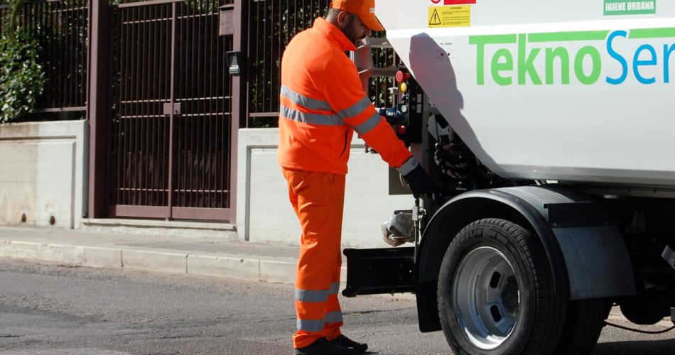 teknoservice rifiuti (foto profilo fb Teknoservice)-2