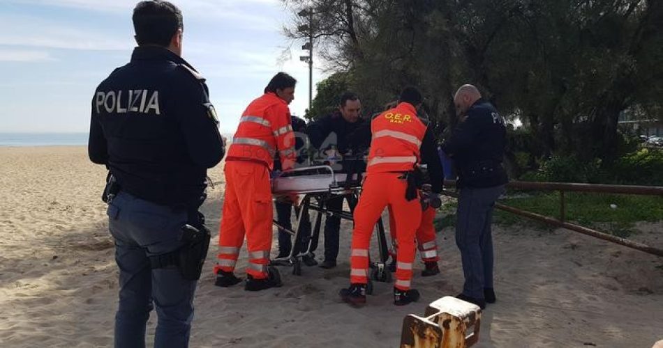 Tenta suicidio in mare a Bari, salvata