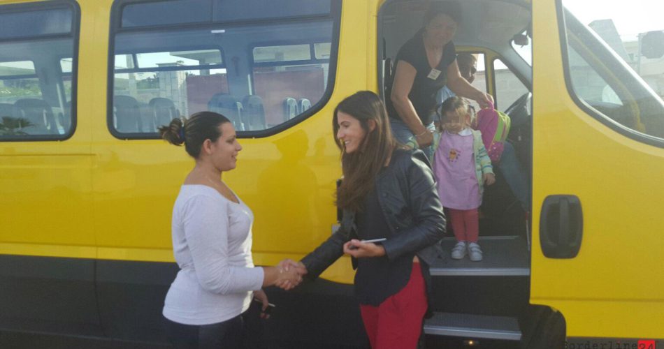 L'assessore Romano scende da uno degli scuolabus del Comune