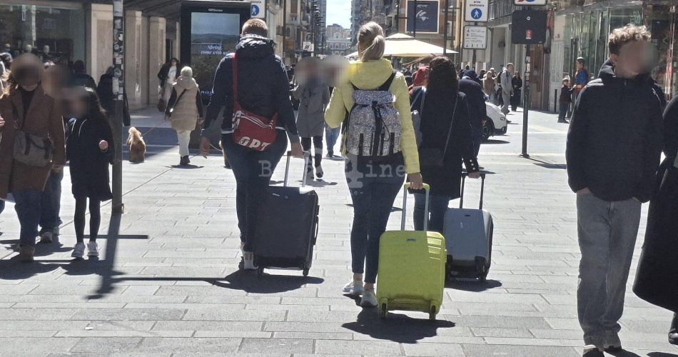 turismo turisti via sparano